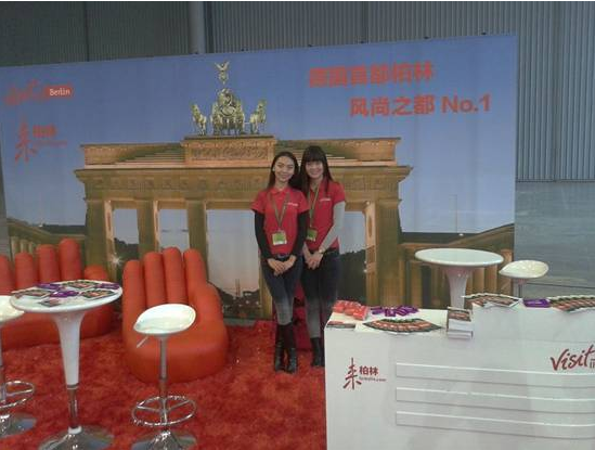 吴莉莉（右一）同学受邀参与“2013成都国际旅游展”